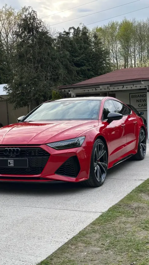 Czerwone Audi przed studiem Brand New Car