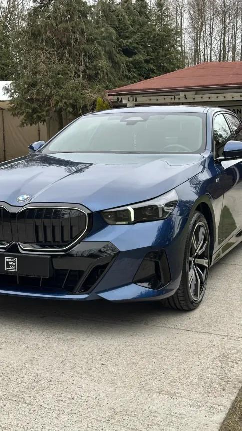 Granatowe BMW z wyraźnymi odbiciami na masce