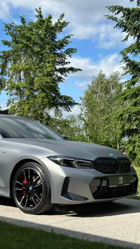 Przednia część srebrnego BMW i czarna felga