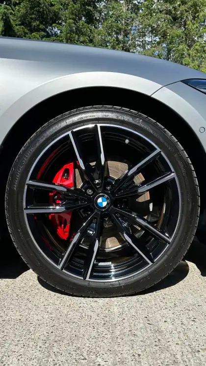 Czarna felga BMW i czerwony zacisk hamulcowy