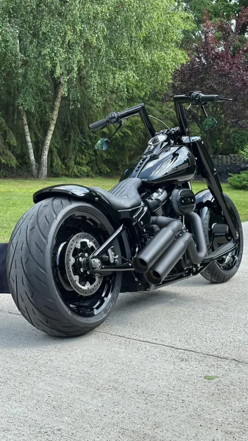 Czarny Harley-Davidson po detailingu, widok od tyłu