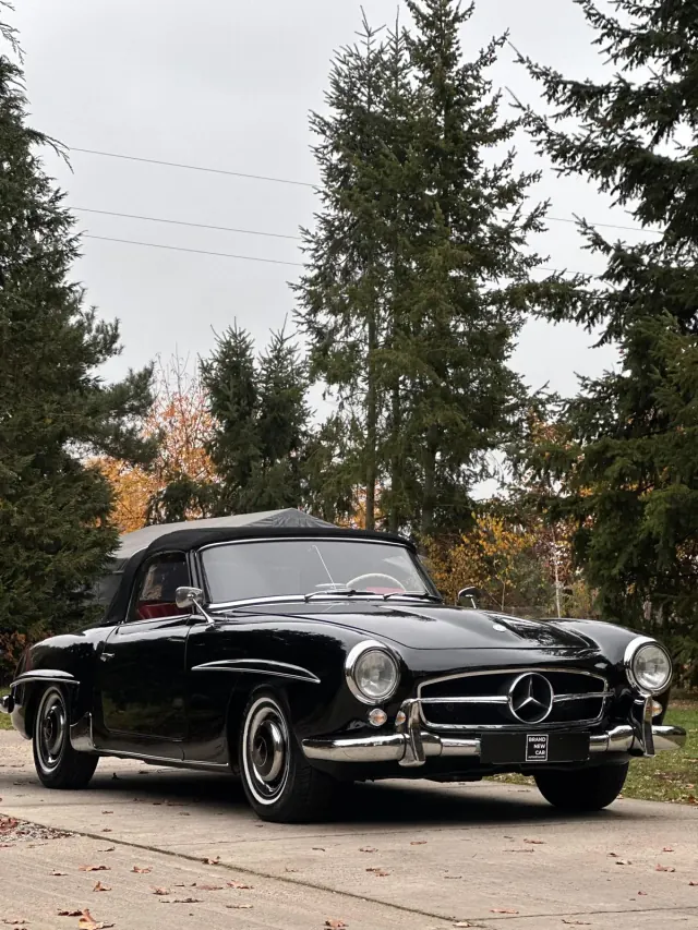 Czarny Mercedes 190 SL z chromowanymi detalami