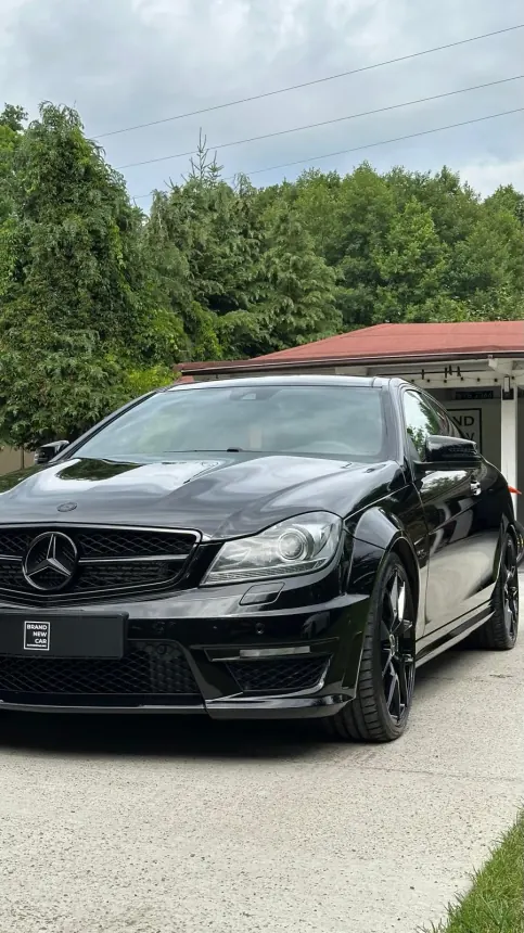 Czarny Mercedes Coupé przed studiem Brand New Car
