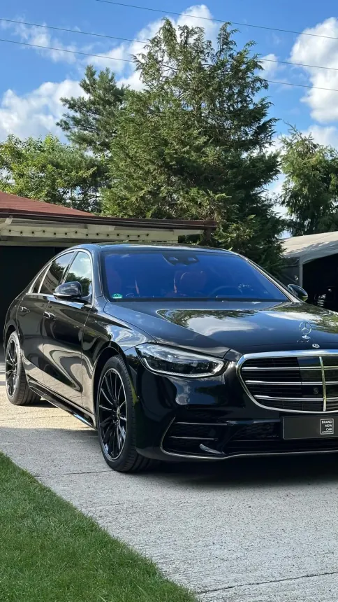 Czarny Mercedes klasy S z chromowanym grillem