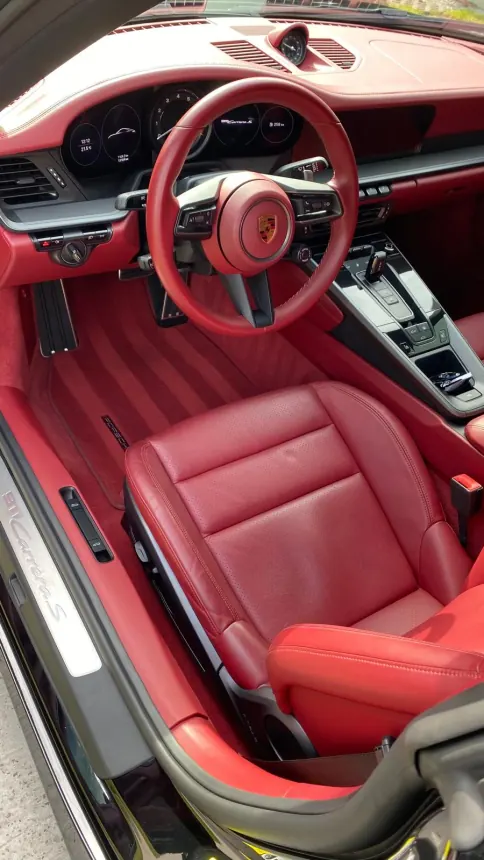 Czerwona skórzana tapicerka i kokpit Porsche 911