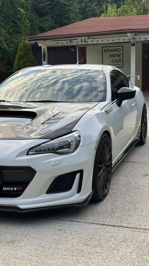 Białe Subaru BRZ z ciemną maską i tylnym spojlerem