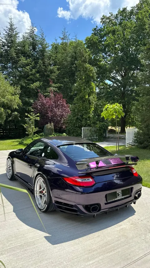 Tył fioletowego Porsche 911 z portfolio Brand New Car